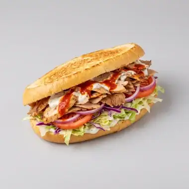 Panino kebab con carne di pollo e tacchino, insalata, pomodoro e salsa a scelta